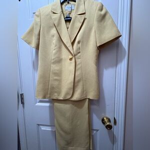 Le Suit Classic Yellow Pant Suit